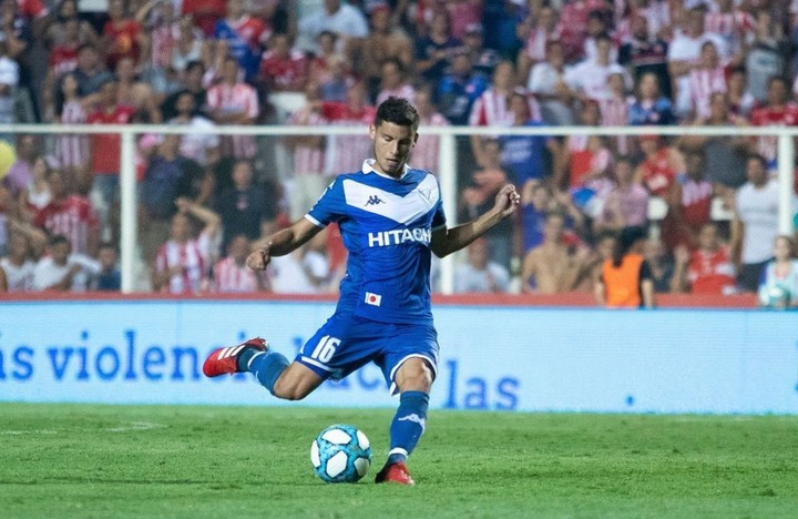 alt="Lucas Robertone ya está en Vélez. El volante firmó por 18 meses y fue presentado con un video junto a Bizarrap"