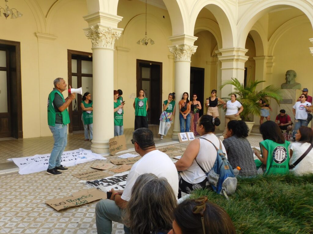 alt="Manifestación de ATE en el interior de la Casa de Gobierno en Paraná"