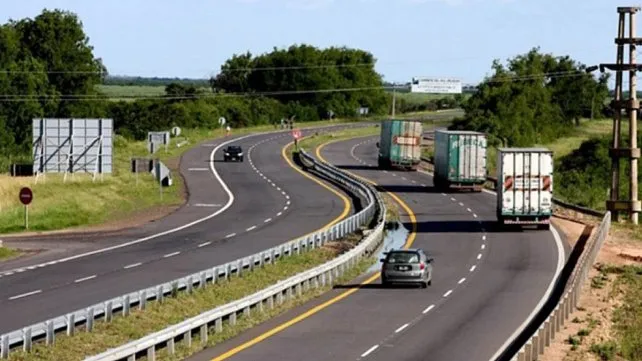 alt="Hoy inicia el cobro de peajes en rutas 12 y 14. El Gobierno firmó ayer el contrato con Autovía del Mercosur"