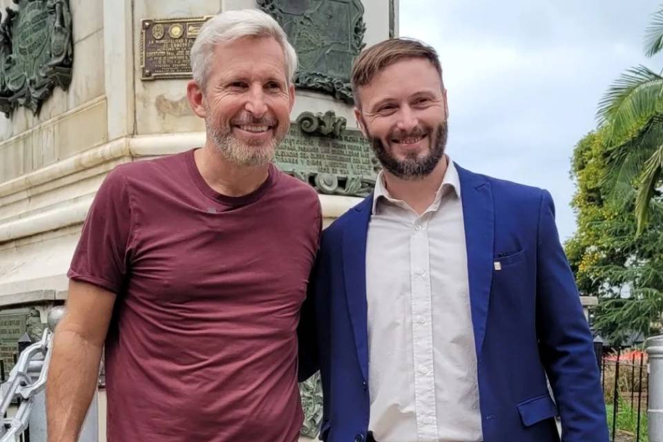 alt="El gobernador Rogelio Frigerio y el intendente Francisco Azcué comienzan el año con un escenario de alta conflictividad. Despidos en Concordia y Entre Ríos generan conflicto"