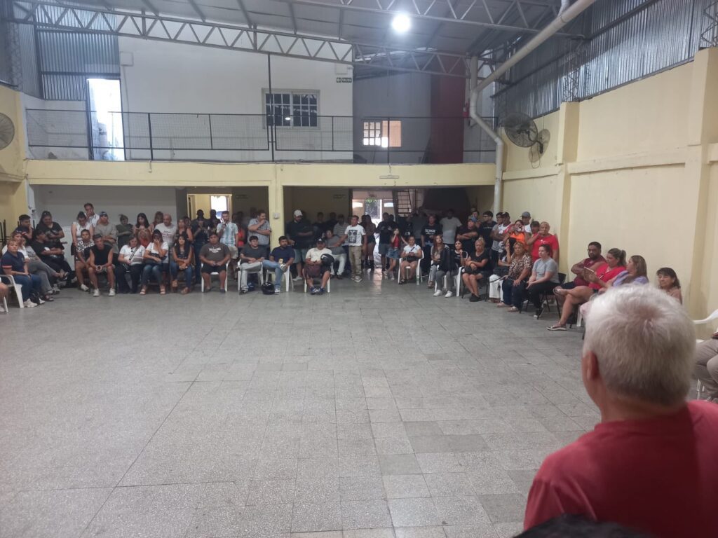 alt="asamblea de trabajadores en el salón de la sede de la Unión de Trabajadores y Empleados Municipales de Concordia" 