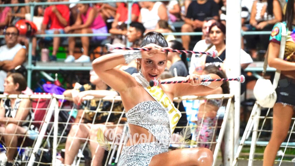 alt="una bastonera de una de las comparsas que participarán del  Carnaval 2026 de Concordia ensaya en el corsódromo"