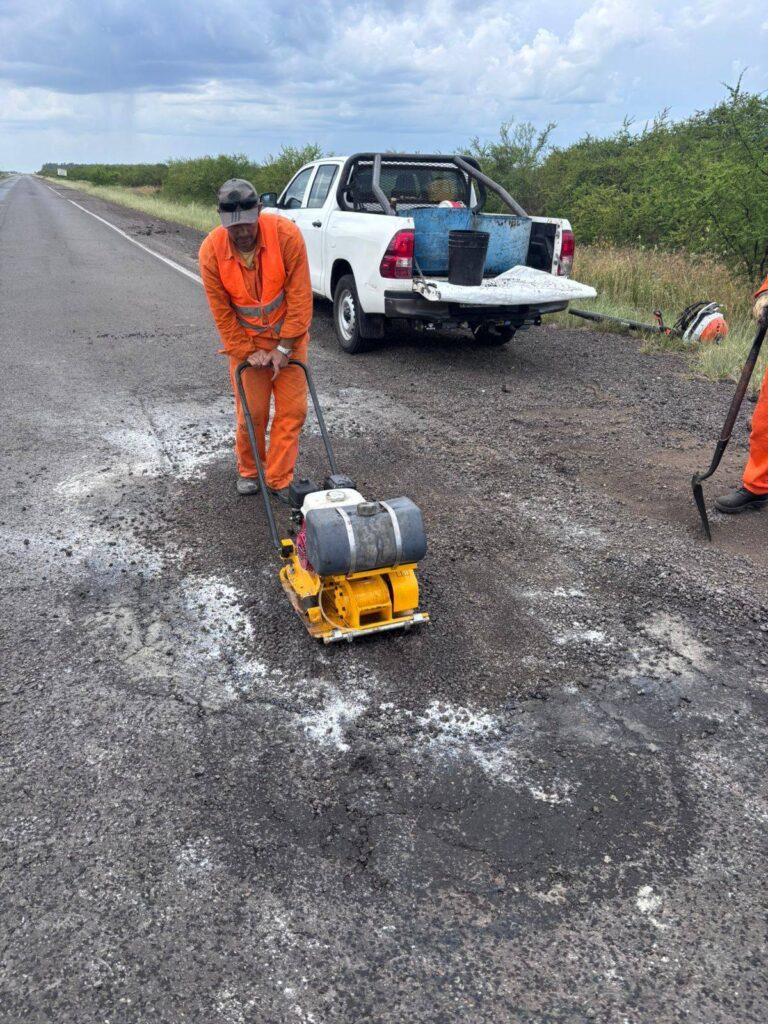 alt="Vialidad oficializó una multa a Caminos del Río Uruguay por faltas graves en la Ruta A-015 de acceso a Salto Grande, mientras Autovía del Mercosur comenzó con algunas obras sobre las rutas 12 y 14"