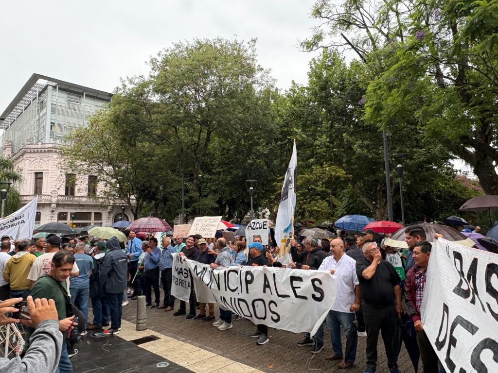 alt="Conflicto municipal en Concordia. Tras la marcha, los gremios irán a la Maratón de Reyes y el Ejecutivo descontará el día"