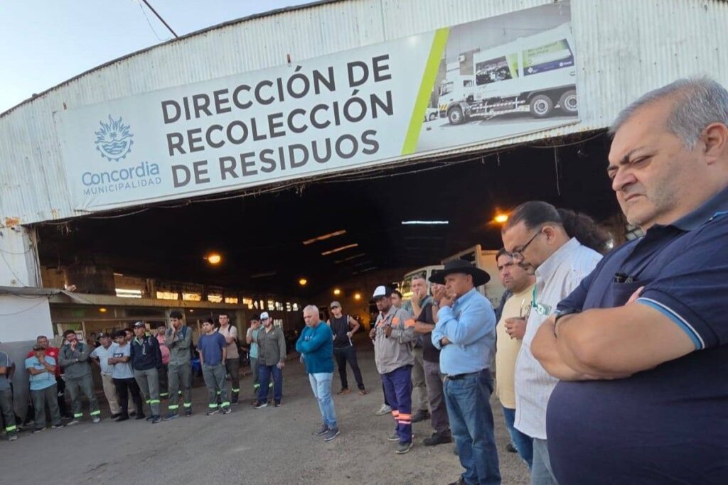 alt=" asamblea en una dependencia de la Municipalidad por el conflicto por despidos en Concordia"