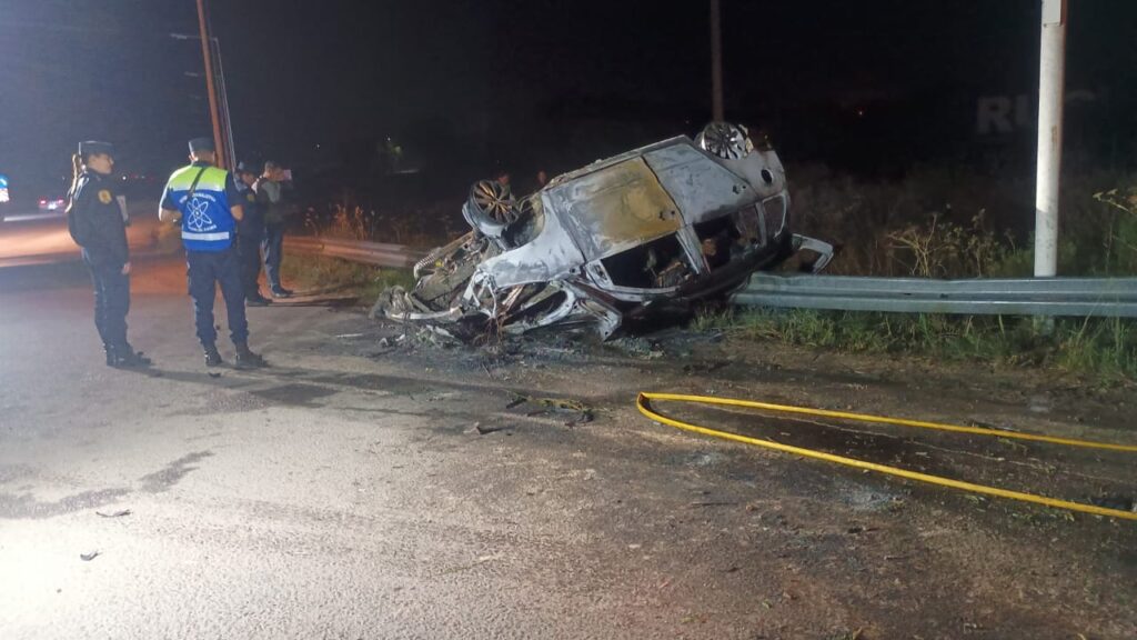 alt="La tragedia ocurrida en Chajarí dejó cuatro fallecidos y una joven grave tras incendiarse un auto en la Ruta 14"