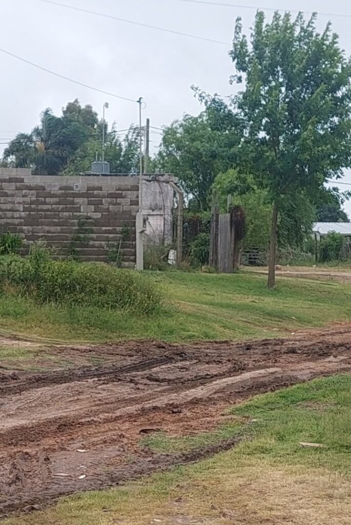 alt="Vecinos exigen obras y señales en el Pasaje Río Uruguay por su estado intransitable en los días de lluvia"