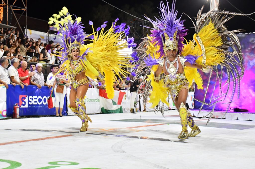 alt="Integrantes de comparsas en la tercera noche del carnaval 2026 de Concordia"