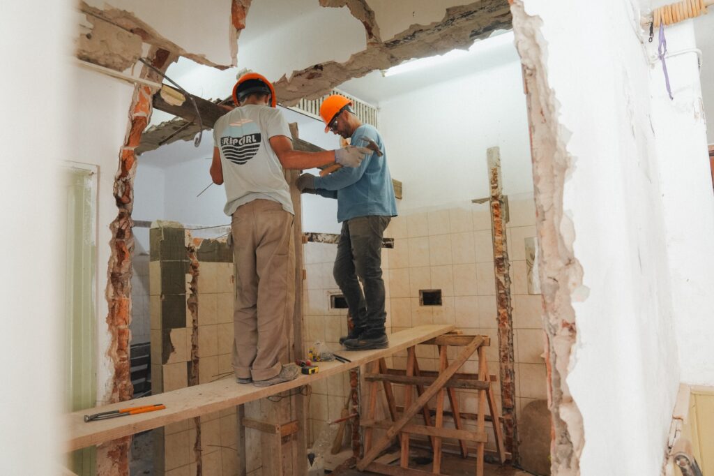 alt="albañiles trabajando en el Auditorium de Concordia"