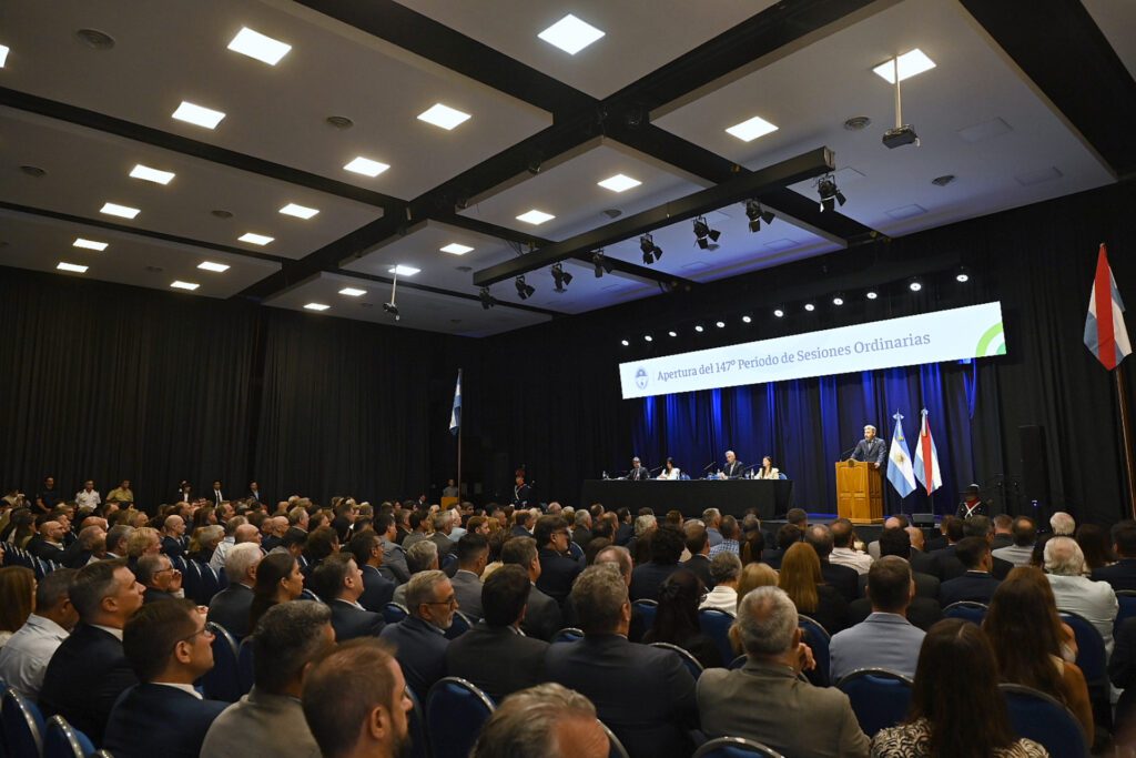 alt="el gobernador de Entre Ríos, Rogelio Frigerio, habla ante la Asamblea Legislativa"