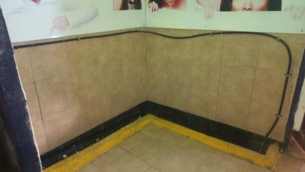 alt="Los baños originales del SUM fueron modificados para uso de la concurrencia bolichera"