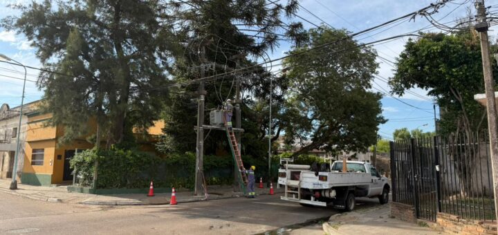 alt="Camión técnico y operarios de servicios públicos reparando el tendido eléctrico durante el corte de luz en Concordia"