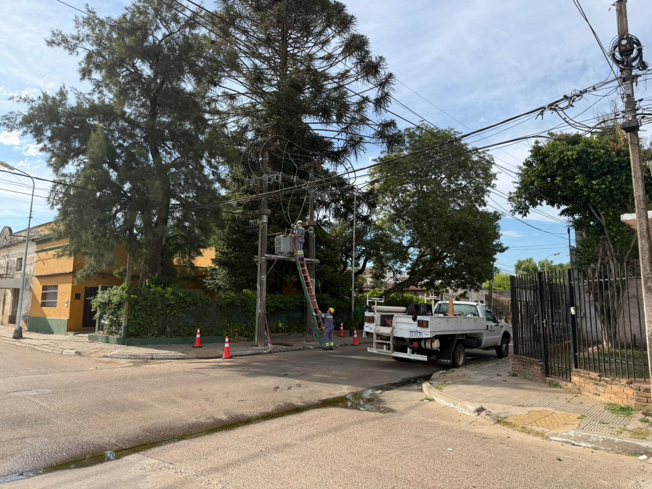 alt="Camión técnico y operarios de servicios públicos reparando el tendido eléctrico durante el corte de luz en Concordia"