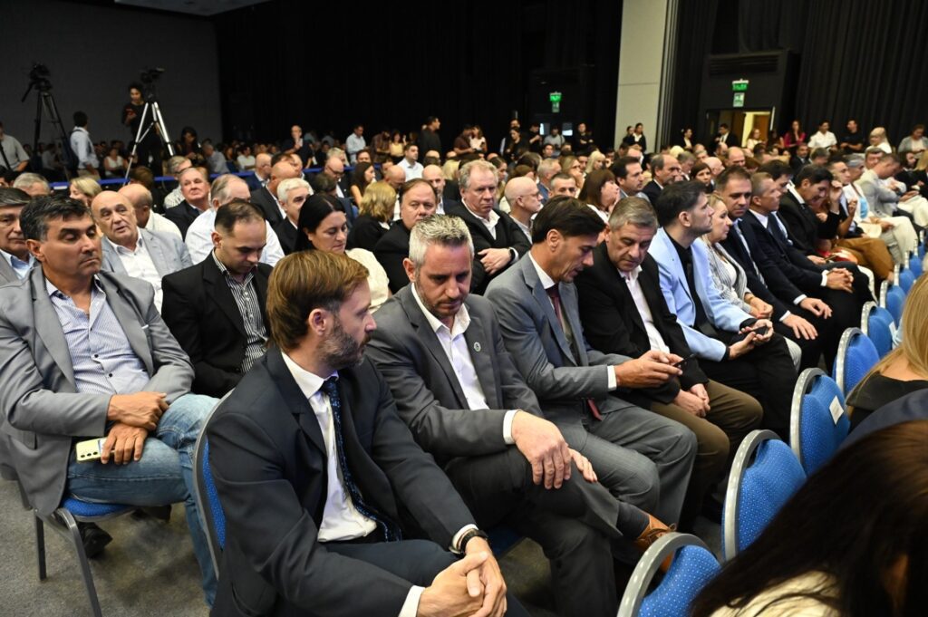 alt="Las repercusiones del discurso de Frigerio sumaron el apoyo del gabinete e intendentes a la reforma y la obra pública"