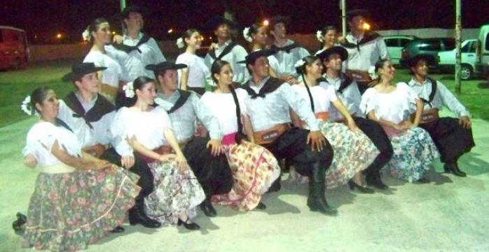 alt="Bailarines de folklore de uno de los ballets que participarán del programa itinerante Concordia se Encuentra"