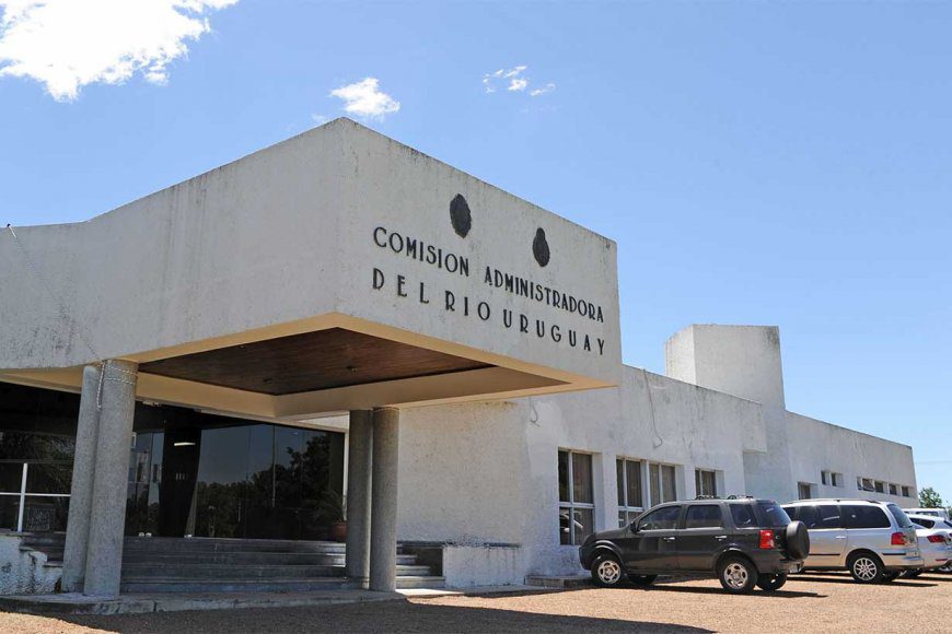 alt="Sede de la CARU en Paysandú, el organismo regula la pesca en el río Uruguay"