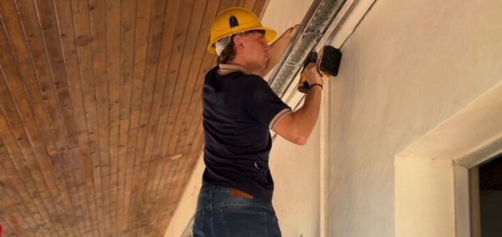 alt="Alumno realizando prácticas técnicas en Federación en la Escuela Illia"