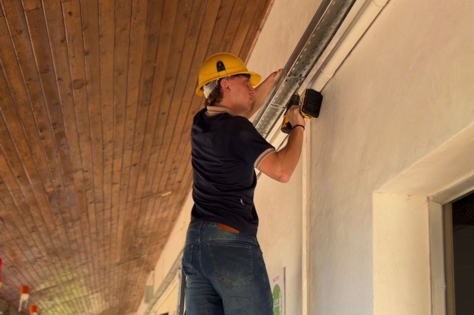 alt="Alumno realizando prácticas técnicas en Federación en la Escuela Illia"