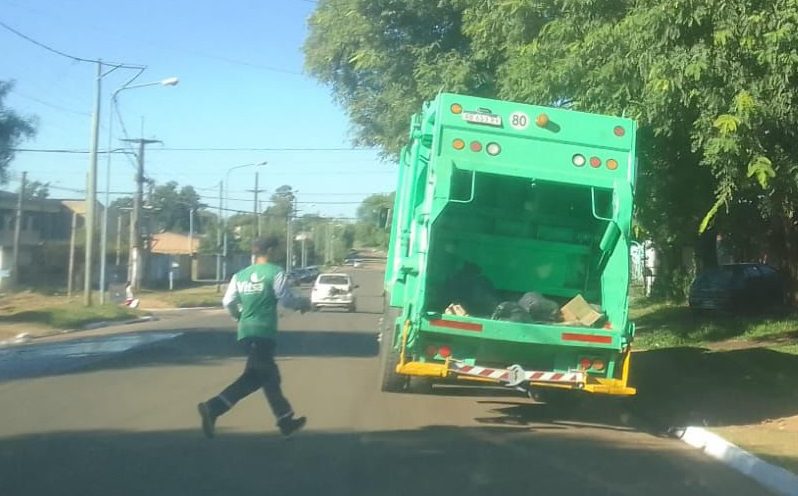 alt="Camión recolector de residuos vinculado a la emergencia ambiental en Concordia en pleno recorrido por la ciudad"