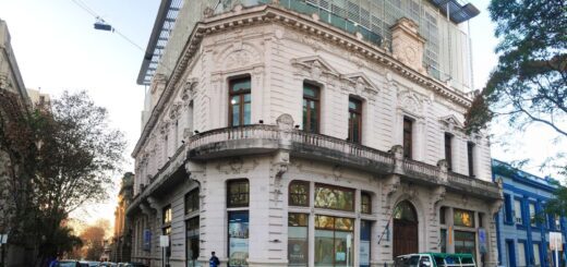 alt="Fachada del Centro Cívico donde se realizará el Programa Capacitar 2026 en Concordia"