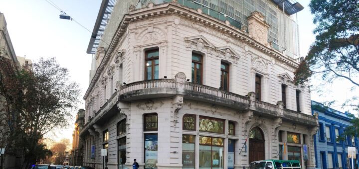 alt="Fachada del Centro Cívico donde se realizará el Programa Capacitar 2026 en Concordia"