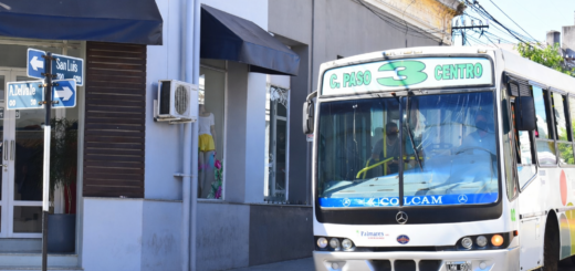 alt="Colectivo urbano en su ruta habitual de Aristóbulo del Valle y San Luis"