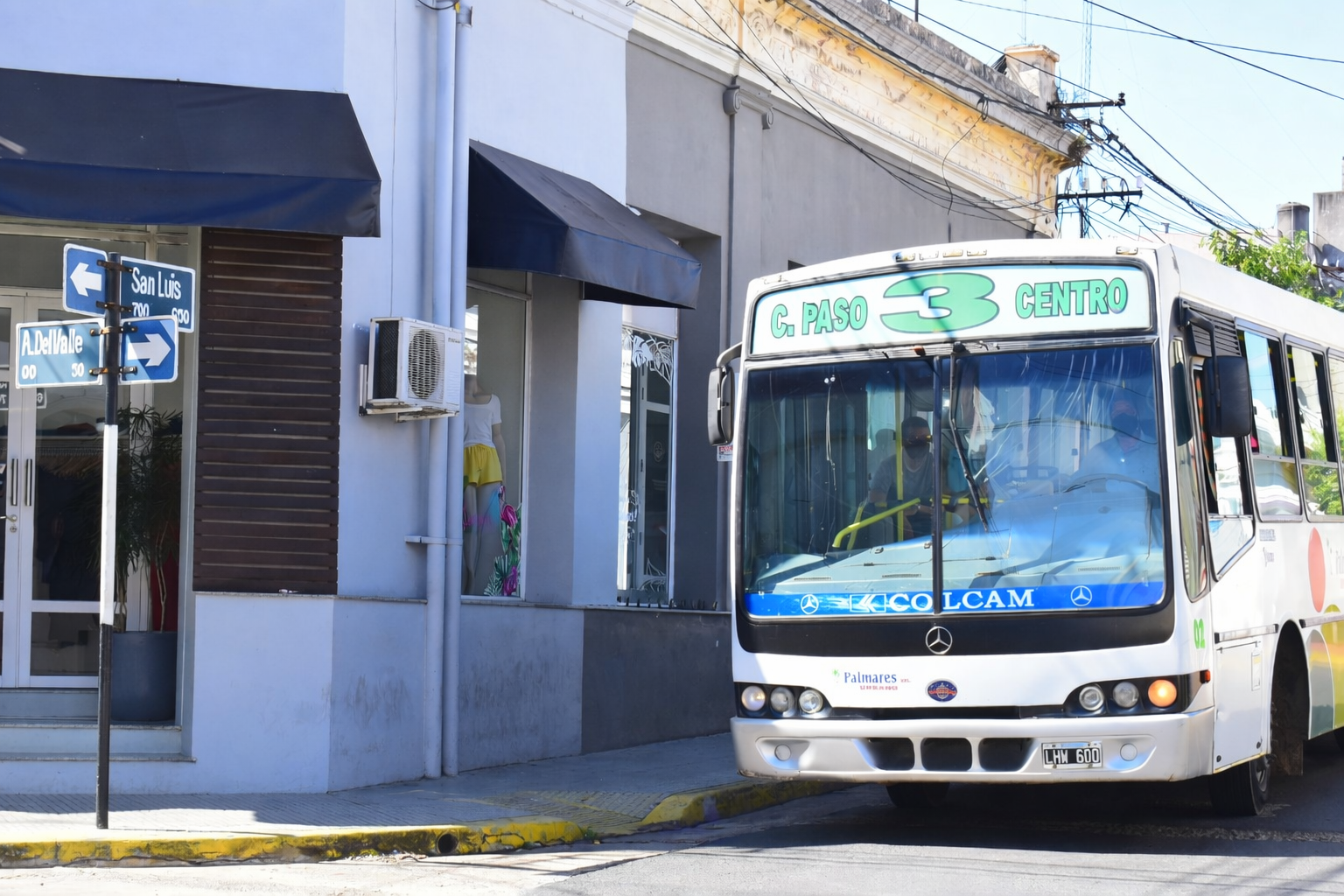 alt="Colectivo urbano en su ruta habitual de Aristóbulo del Valle y San Luis"