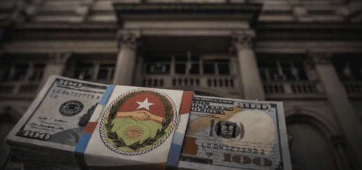 alt="Fajo de dólares con el escudo de Entre Ríos frente al Banco Central, representando la colocación de deuda provincial"