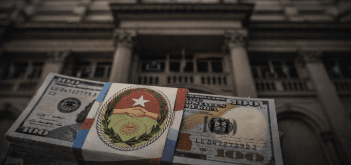 alt="Fajo de dólares con el escudo de Entre Ríos frente al Banco Central, representando la colocación de deuda provincial"