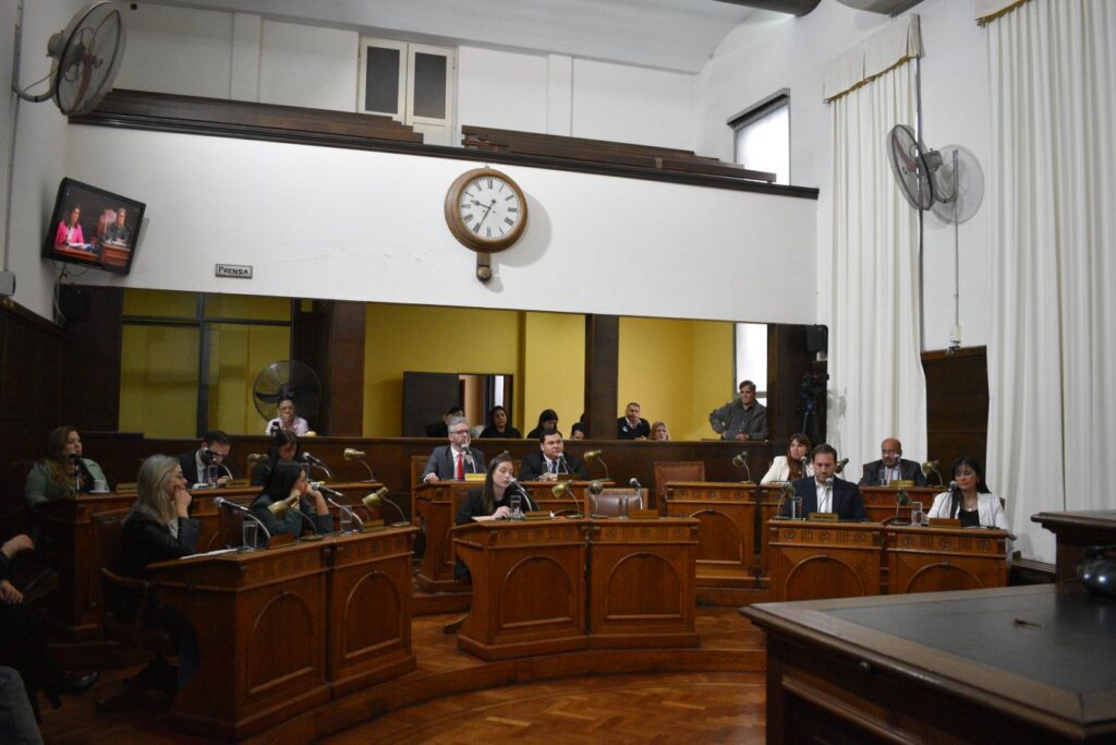 alt="Recinto del Concejo Deliberante de Concordia donde se trató la ordenanza que ahora tiene objeciones de legalidad en la ordenanza de emergencia ambiental"