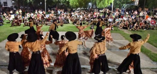 alt="Baile folclórico en la inauguración del Ciclo Concordia se Encuentra ante el público local"
