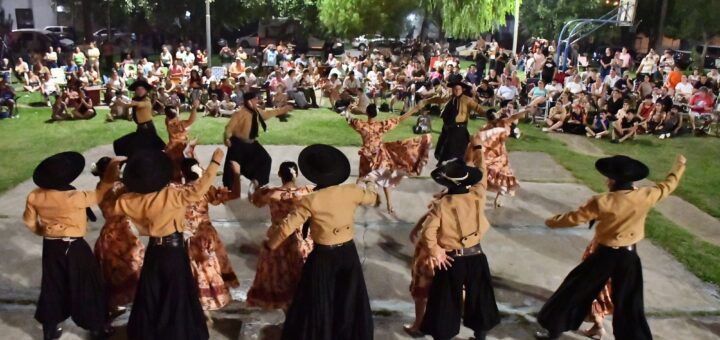 alt="Baile folclórico en la inauguración del Ciclo Concordia se Encuentra ante el público local"