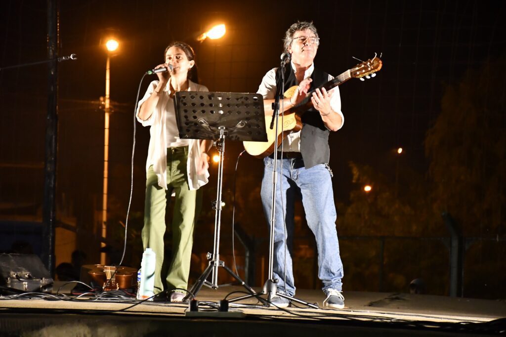 alt="Músicos locales tocando en vivo durante el Ciclo Concordia se Encuentra en Concordia"