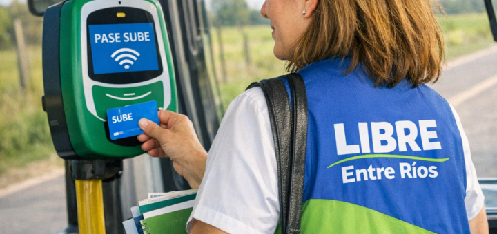 alt="Docente utilizando el boleto docente gratuito en un colectivo de Entre Ríos"