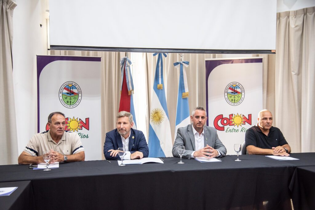 alt="Gobernador Frigerio e intendente Walser - junto a funcionarios- en la reunión sobre la refinería de hidrógeno verde en Paysandú frente a Colón"