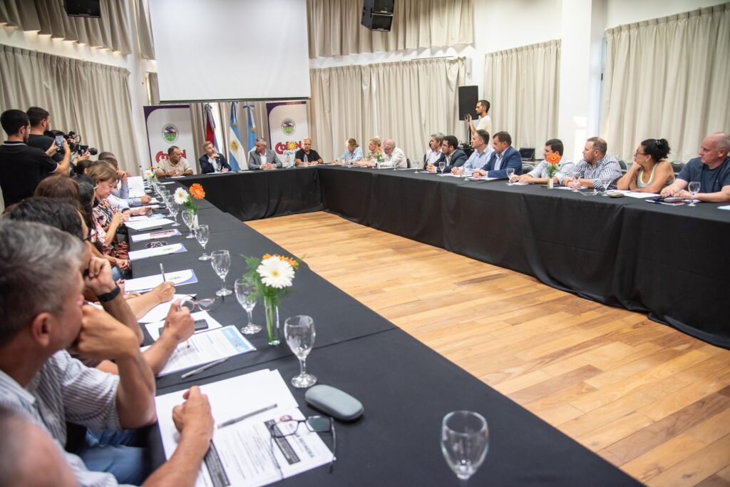 alt="Demanda judicial por la planta de hidrógeno verde en Paysandú: gobernador Frigerio en reunión en Colón, Entre Ríos"