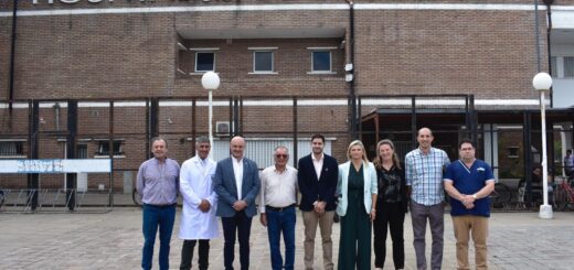 alt="Autoridades sanitarias y de Cafesg en el Hospital Urquiza"