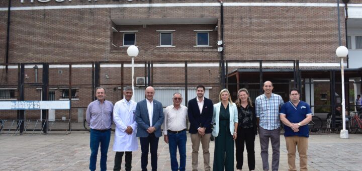 alt="Autoridades sanitarias y de Cafesg en el Hospital Urquiza"