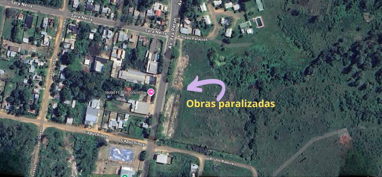 alt="Predio de Avenida Eva Perón al 3000 donde el municipio ordenó paralizar obras por protección de humedales en Concordia"