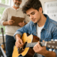 alt="Joven tocando la guitarra durante clases de música en Concordia"