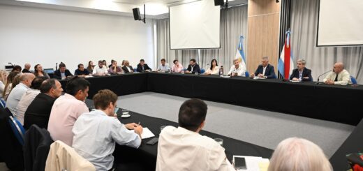 Funcionarios y legisladores en reunión sobre la reforma previsional Entre Ríos