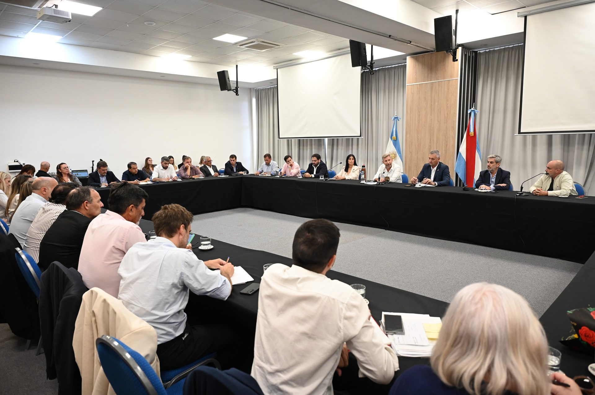 Funcionarios y legisladores en reunión sobre la reforma previsional Entre Ríos