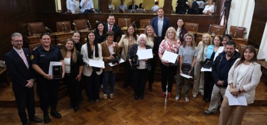 alt="Ceremonia de premiación a las Mujeres Destacadas 2026 en el recinto del Concejo Deliberante de Concordia"