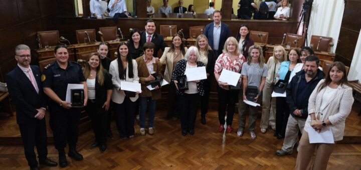 alt="Ceremonia de premiación a las Mujeres Destacadas 2026 en el recinto del Concejo Deliberante de Concordia"