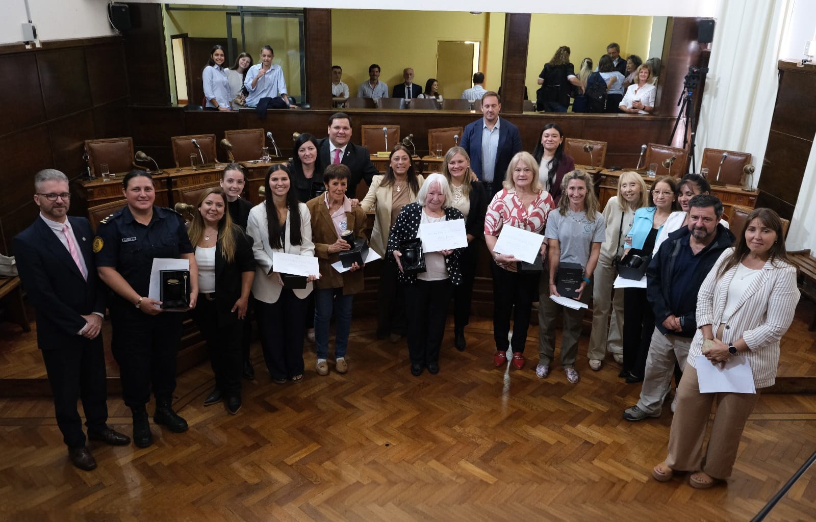 alt="Ceremonia de premiación a las Mujeres Destacadas 2026 en el recinto del Concejo Deliberante de Concordia"