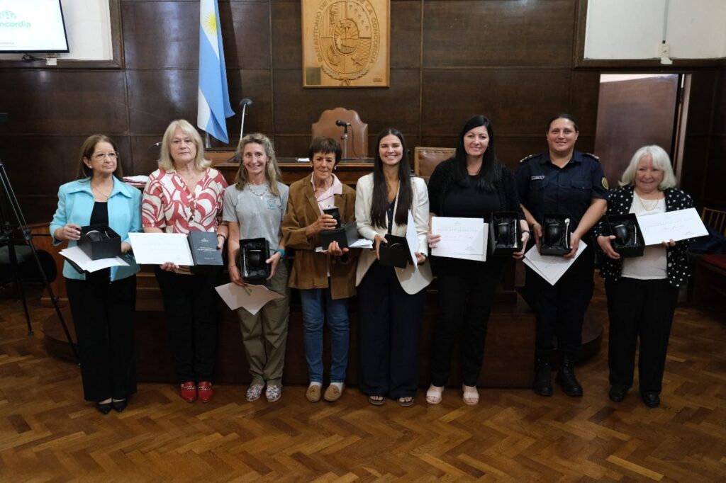 alt="Las Mujeres Destacadas 2026 con sus diplomas"