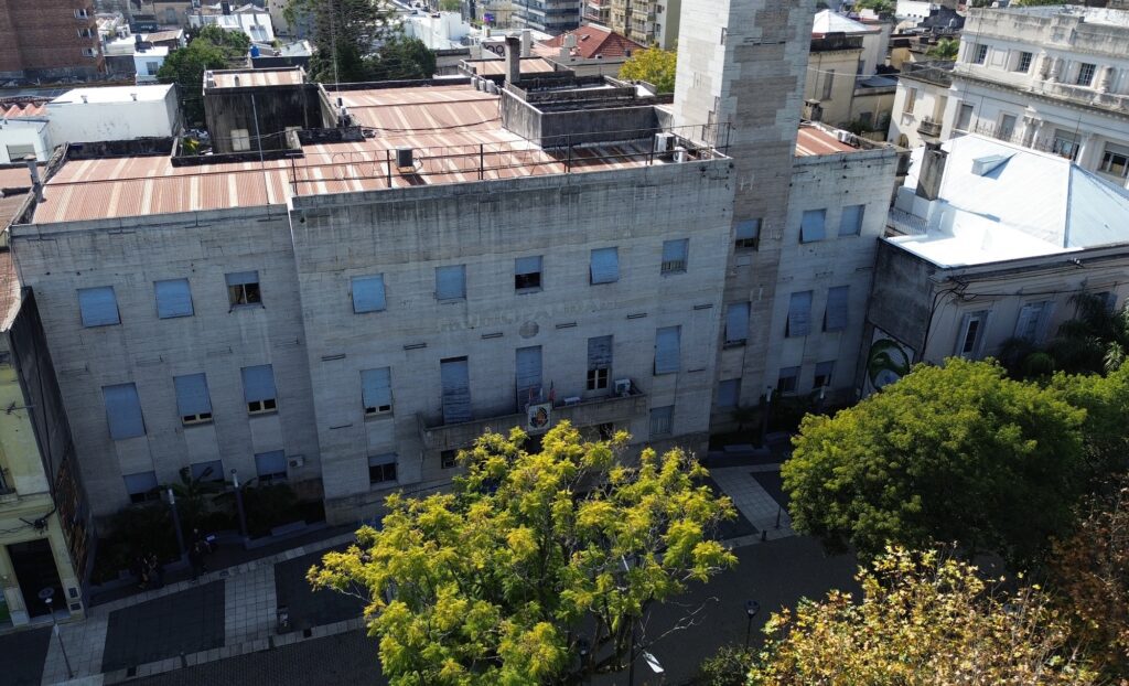 alt="Edificio de la Municipalidad de Concordia, donde el oficialismo aprobó la Emergencia Ambiental que levantó las denuncias de la concejal Carolina Amiano"