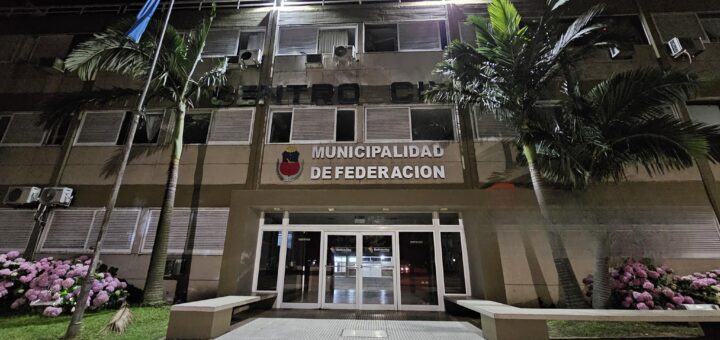 alt="Edificio municipal donde se debatió el costo de las tarifas eléctricas en Federación"
