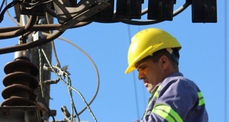 alt="personal técnico trabajando en un transformador"