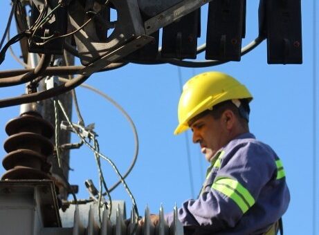 alt="personal técnico trabajando en un transformador"